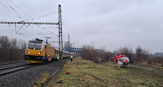 K nahláené kolizi mue v kolejiti s vlakem byl na Perovsko vyslán i vrtulník...