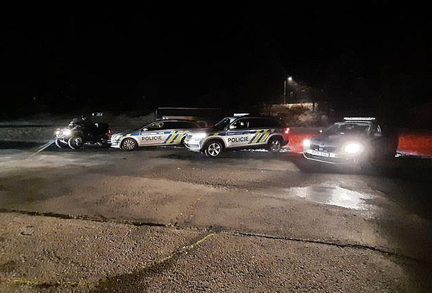 Driftování služebního vozu se řeší jako přestupek, policisté o práci nepřijdou