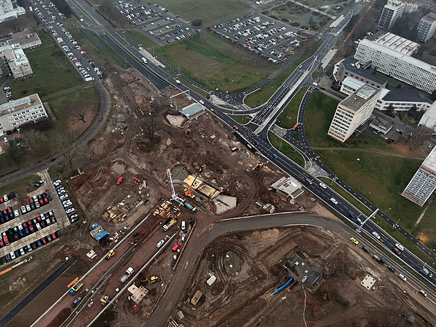 Pohled z dronu na rozestavnou kiovatku Mileta. Nyní pokraují práce na...