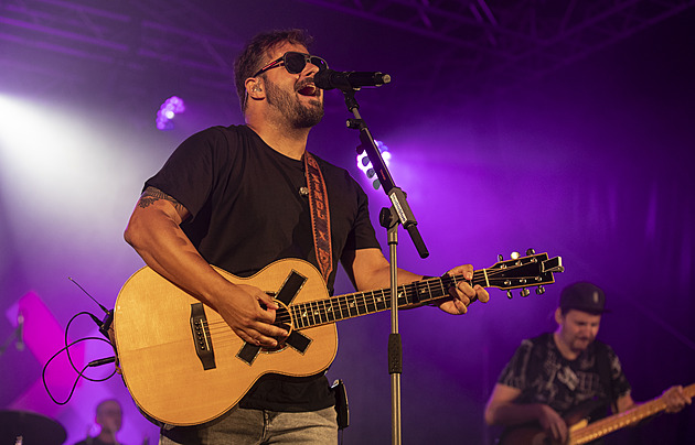 Cítím se jako kluk, který toho ještě moc nezažil, říká Xindl X. Doma ho vítá Priscilla