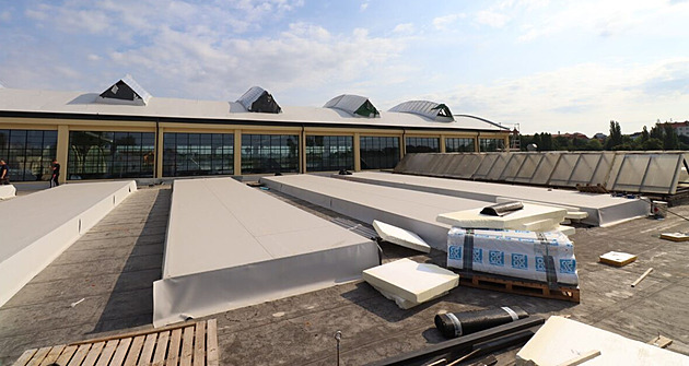 DEPO2015 má novou střechu. Světlíky jsou z pětistovky atypických tabulí skla