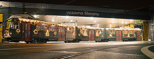 Plzeská vánoní tramvaj letos pipomíná chaloupku. na kolejích.
