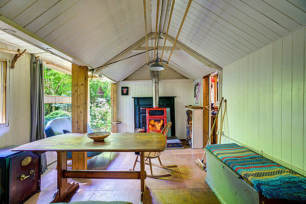 Romantický lesní srub je na prodej za 3,5 milionu. Má to jeden podivný háček