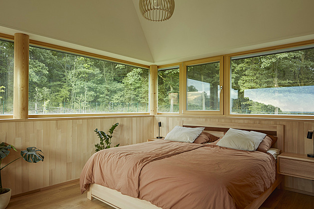 V Kolíně vyrostl krásný rodinný dům se stodolou, který je propojený s přírodou