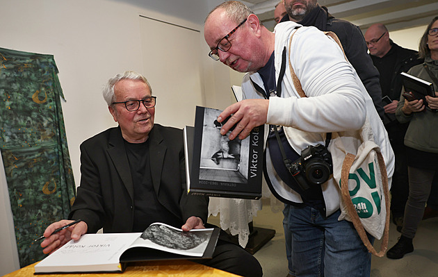 Viktor Kolá (vlevo) na ktu knihy v ostravském Antikvariátu Fiducia (4....