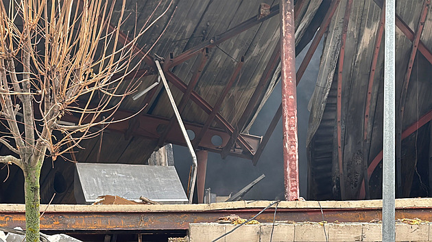 Škoda po požáru pneuservisu ve Strašnicích je 200 milionů. Hořely i veterány