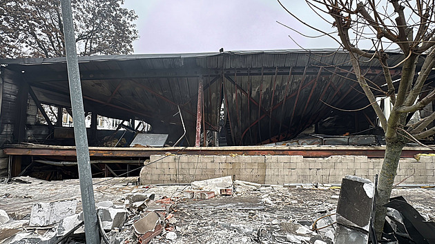 Strašnice'de bir lastik tamirhanesi yanıyordu. Hasar 200 milyon kron