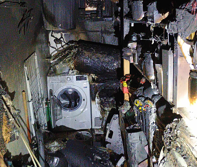 V Jindichov Hradci v nedli odpoledne hoel rodinn dm. Ohe uhasila voda z prohoelho bojleru a prohoelho rozvodu vody. (7. prosince 2025)