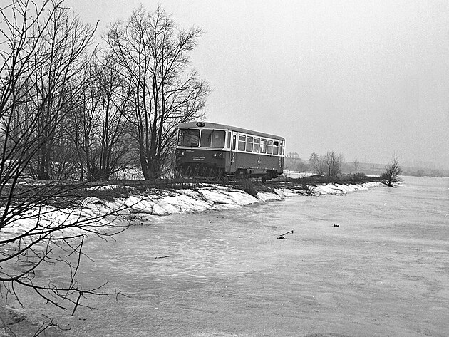 Motorov� v�z M152.0483 na neelektrifikovan� ��sti vle�ky u Doln�ho...