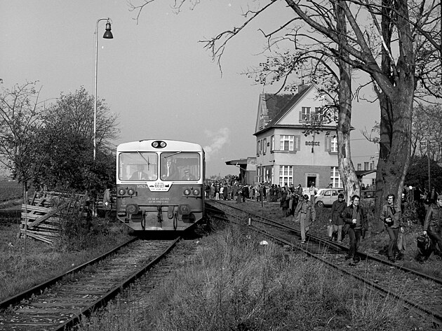 Motorový vůz M152.099 ve stanici Bošice v rámci oslav 100 let tratě do Kouřimi,...