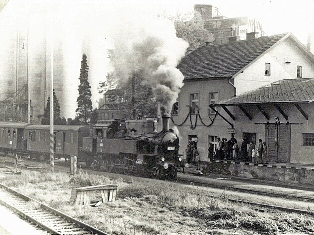 Lokomotiva 423.041 v čele slavnostního vlaku během oslav 100 let trati Pečky -...