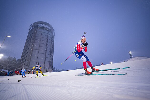 Lucie Charvátová ve stíhacím závodě v Östersundu.