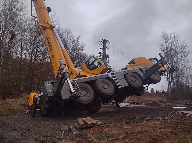 Jeábníka uvznila v kabin elektina ze streného vedení.