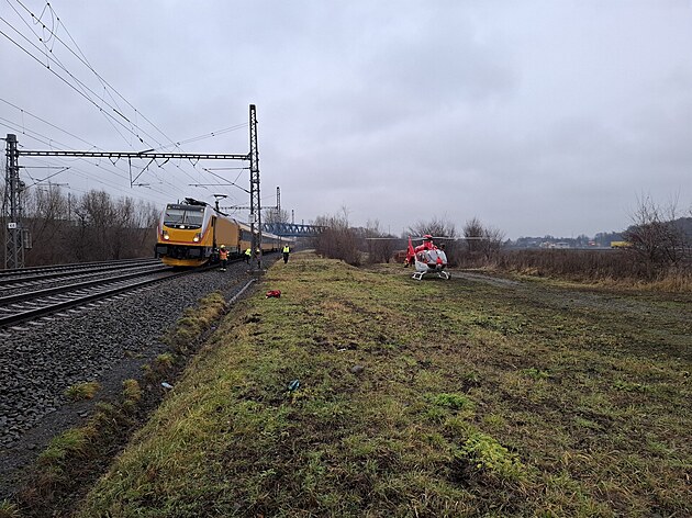 K nahláené kolizi mue v kolejiti s vlakem byl na Perovsko vyslán i vrtulník...