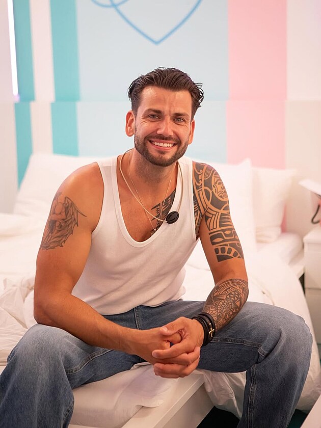 Policista a Mu� roku 2020 David Kreme� v reality show Love Island (2025)