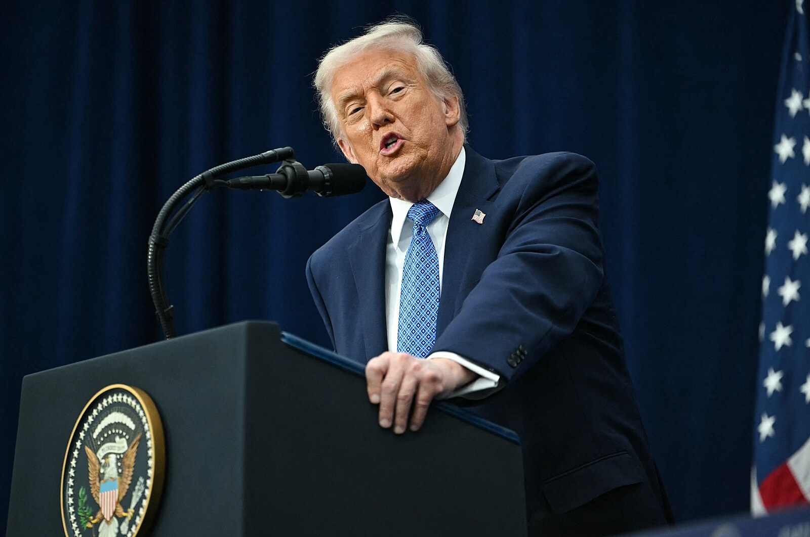 Evropě hrozí totální civilizační rozklad, tvrdí Trump v nové bezpečnostní strategii