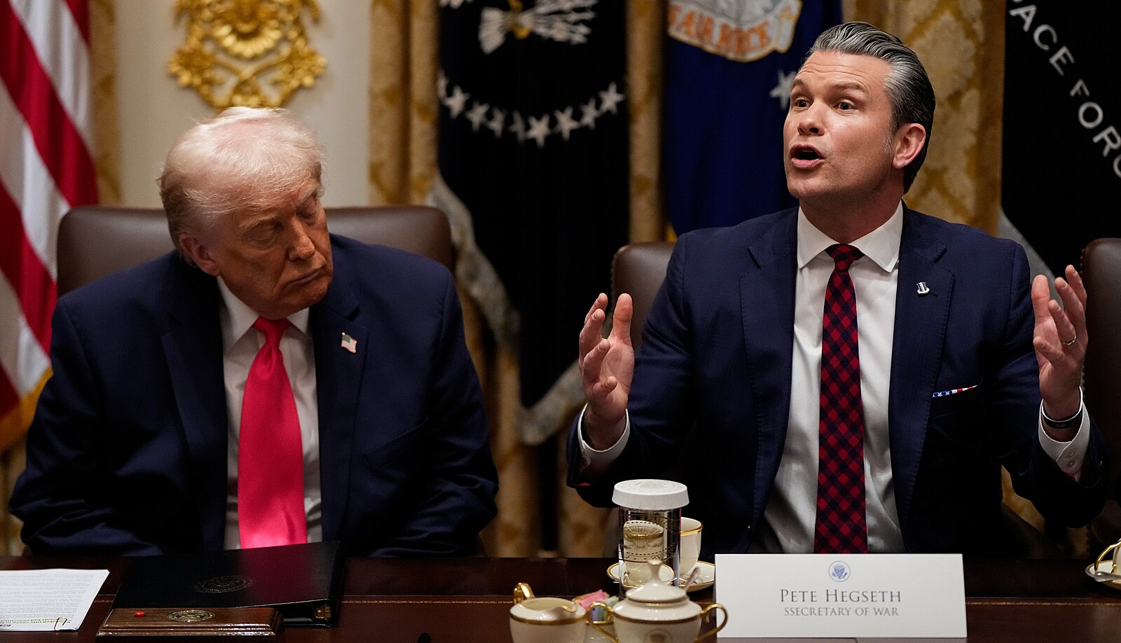 SS... Hegseth. Šéf Pentagonu měl v Bílém domě choulostivý překlep na jmenovce