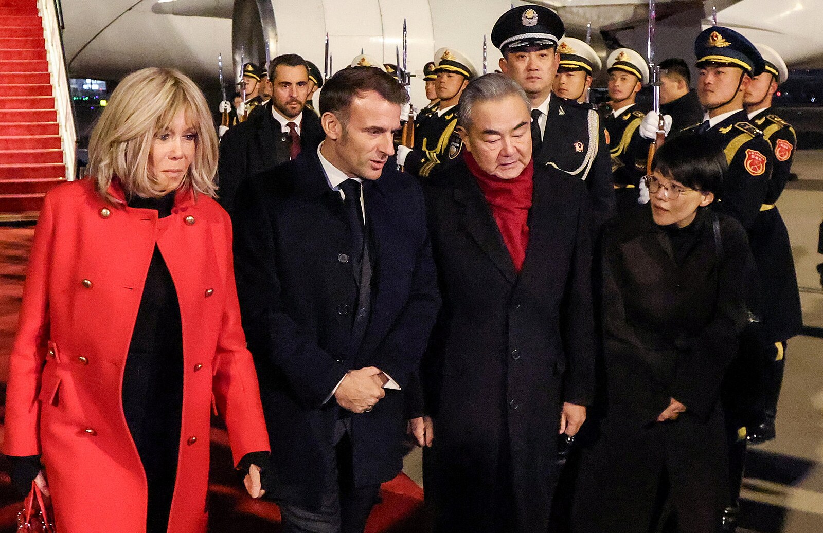 Macron je v Číně. Chce jednat o obchodu, ale také o tlaku na Rusko