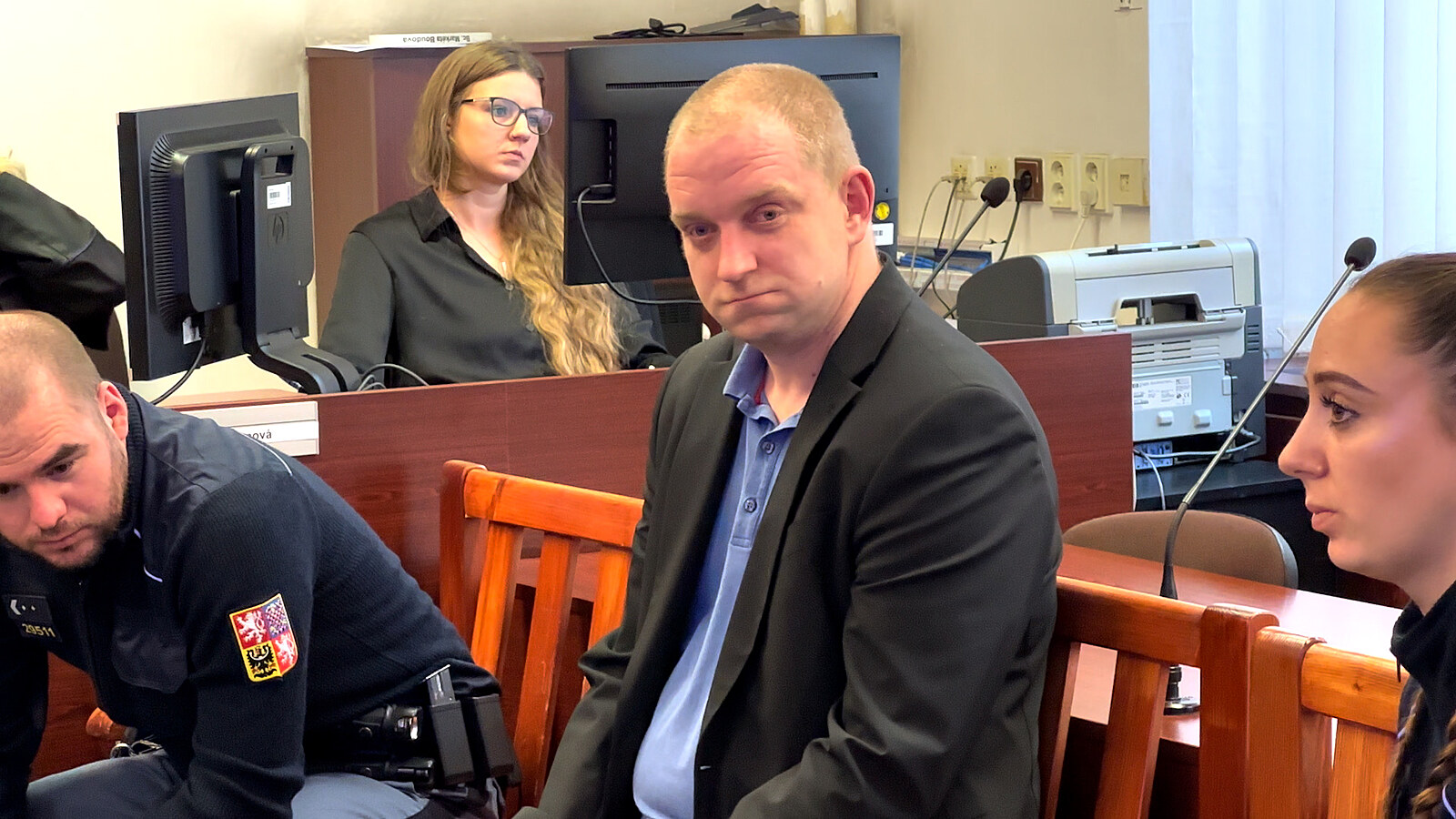 Urážel, hajloval, vystrčil zadek, pak mě bodl, líčil cizinec. Agresor se omluvil