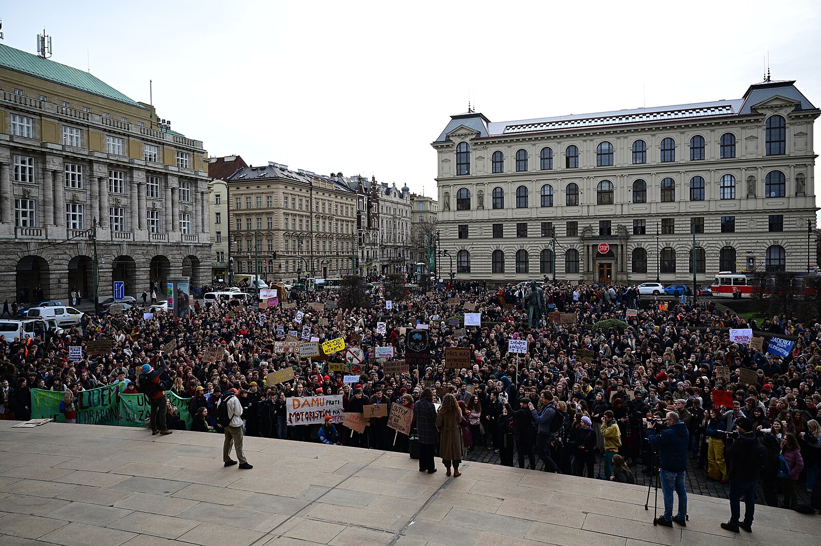 Studenti protestují proti Motoristům na ministerstvu. Mluví o paralýze resortu