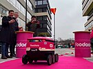 Prvn� p�edstaven� robotick�ch voz�tek Foodory v Karl�n�.