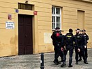 Policie zasahovala ve �kole v centru Prahy. Kv�li v�hr��ce zadr�ela studenta