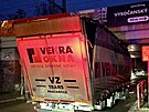 Uv�zl� kamion pod mostem komplikuje dopravu ve Vyso�anech. (2. prosince 2025)
