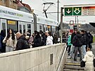P�d �eny pod metro ve stanici Hrad�ansk� zastavil provoz na lince A. (2....
