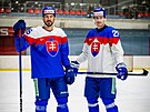Peter Cehlárik (v bílém) a Marek Hrivík (v modrém) prezentují slovenské dresy...