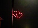 �erven� srdce na pouli�n�ch lamp�ch se objevila v Olomouci � Chomoutov�. Sp�...