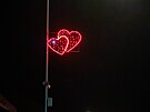 �erven� srdce na pouli�n�ch lamp�ch se objevila v Olomouci � Chomoutov�. Sp�...