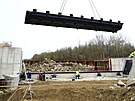 Pomoc� autoje��bu usadili d�ln�ci prvn� 35tunovou klapku budovan�ho vzdouvac�ho...