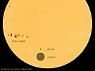Detail slune�n� skvrny 4294-4296 ve srovn�n� s velikost� Zem� a Jupiteru...