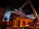 Hasii skoro dvanct hodin bojovali s porem elektroprodejny v Hlinsku