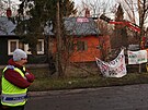 Policist� v ostravsk� kolonii Bed�i�ka zajistili prostor okolo domu, kter� p�ed...