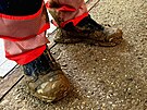 Po zsahu v poli byla sanitka podn zabahnn. Podobn dopadly i boty a...