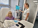 Barbora Brokov na dialyzanm stedisku v st nad Orlic s vedouc sestrou...