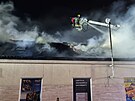 Osm hasiskch jednotek zasahovalo u poru stechy obchodu v centru Hlinska...