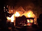 Ohe� v noci zni�il chatu v rekrea�n� oblasti u rybn�ka Py�el�k pobl� Budi�ova...