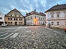 Zch�tral� domy na Chel�ick�ho n�m�st� v �atci.