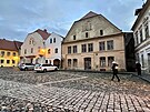 Zch�tral� domy na Chel�ick�ho n�m�st� v �atci.