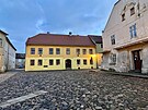 Zch�tral� domy na Chel�ick�ho n�m�st� v �atci.