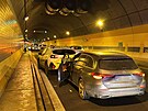 V praskm Bubeneskm tunelu se srazilo osm aut. Na mst se tvo kolony. (8....