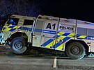 Vypro��ov�n� policejn�ho ost�ikova�e, kter� zajel do p��kopu u silnice na...
