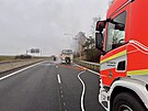 P�t jednotek hasi�� pr�v� zasahuje u po��ru autobusu v �seku D0 a D10. Autobus...