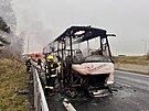 P�t jednotek hasi�� pr�v� zasahuje u po��ru autobusu v �seku D0 a D10. Autobus...