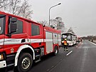 P�t jednotek hasi�� pr�v� zasahuje u po��ru autobusu v �seku D0 a D10. Autobus...