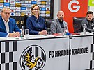 Zleva dosavadn� gener�ln� mana�er FC Hradec Kr�lov� a nov� �len p�edstavenstva...