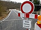 Tahle dopravn znaka u by brzy mla ped vjezdem na zrekonstruovan most v...