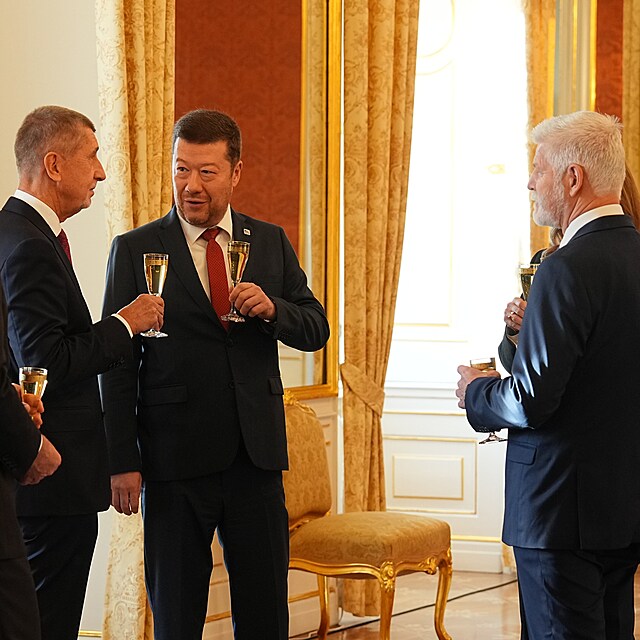 Nov� jmenovan� premi�r Andrej Babi� slav� sv� jmenov�n� p��pitkem. (9. prosince 2025)